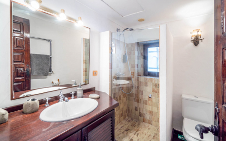 Baño compartido con 2 habitaciones en ala este